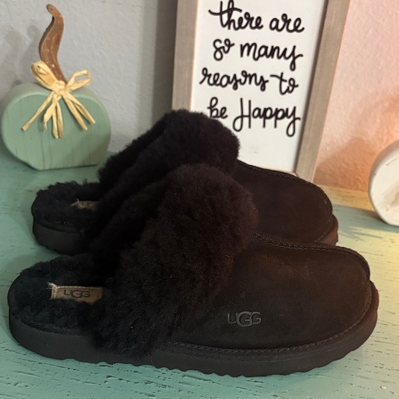 UGG Shoes - UGG Black Fuzzy Slippers SZ 5 Wos box 164